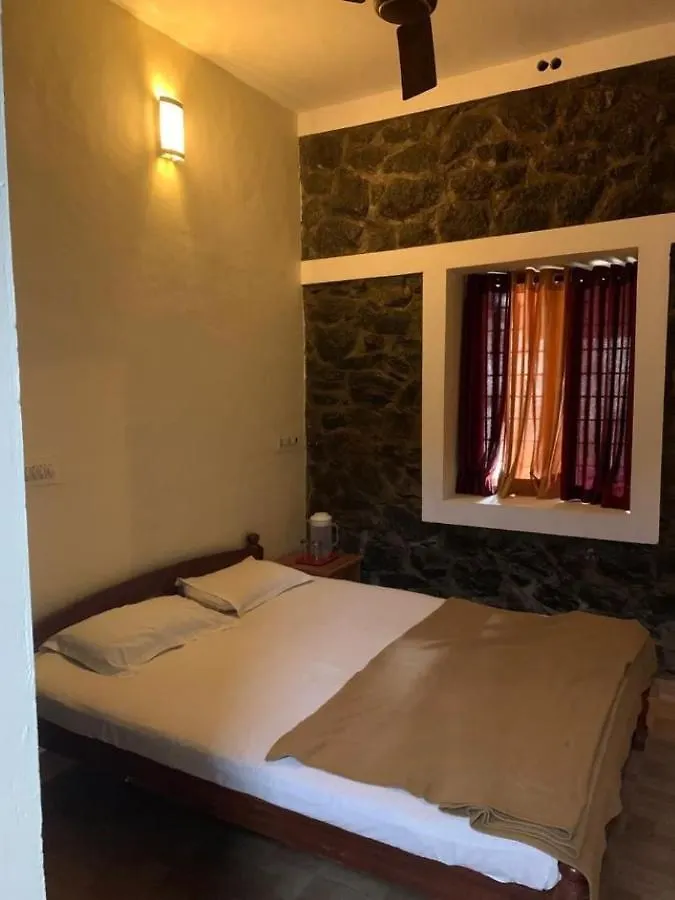 Vagamon 4 Large Family Rooms & 20 Bunk Beds Apartment 812'983'5682 Mini-hôtel