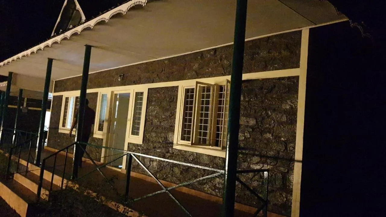 Vagamon 4 Large Family Rooms & 20 Bunk Beds Apartment 812'983'5682 0*,  Inde